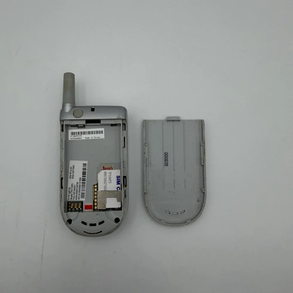 Vintage 790 Motorola V170 Very Rare - UNTESTED Flip Phone Cell antenna